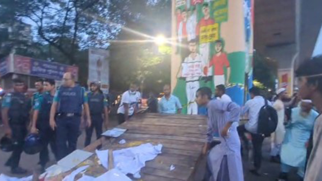 শাহবাগে জুলাই যোদ্ধাদের দুই গ্রুপের সংঘর্ষ